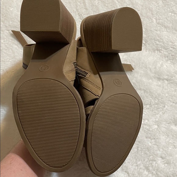 Universal Thread Strappy Block Heels - Picture 9 of 14